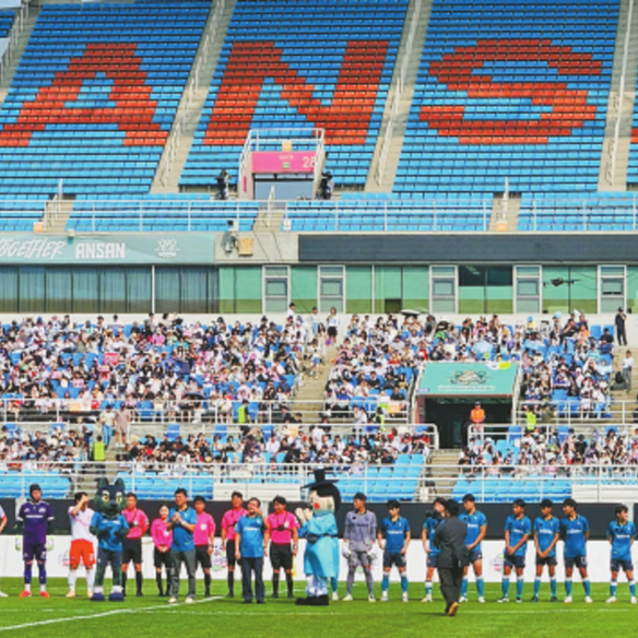 지난달 23일 경기도 안산 와~스타디움에서 열린 ‘뭉쳐야 찬다4’ 직관 행사 현장. 킥오프 전 ‘뭉쳐야 찬다4’ 연합팀(흰색 유니폼) 과 안산 그리너스FC U-15팀(청색 유니폼)이 관중들에게 인사하고 있다.